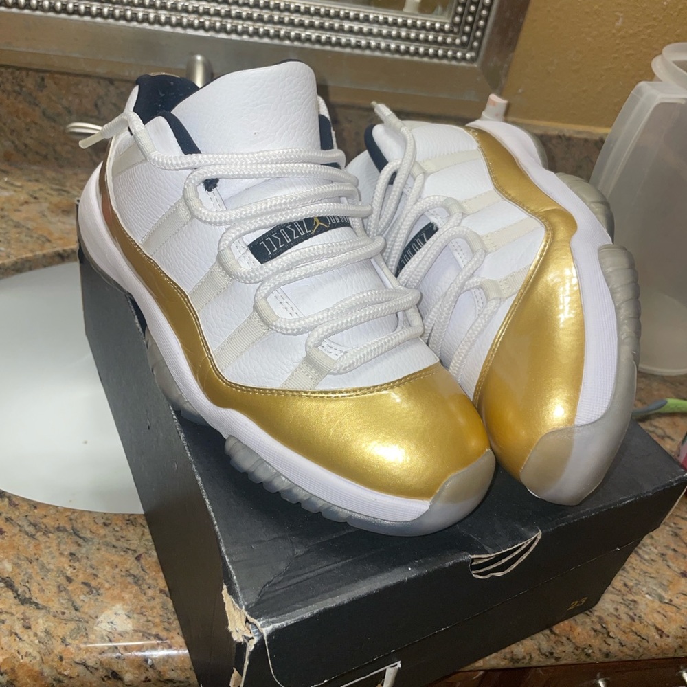 Air Jordan 11 Retro Low 'Closing 2016